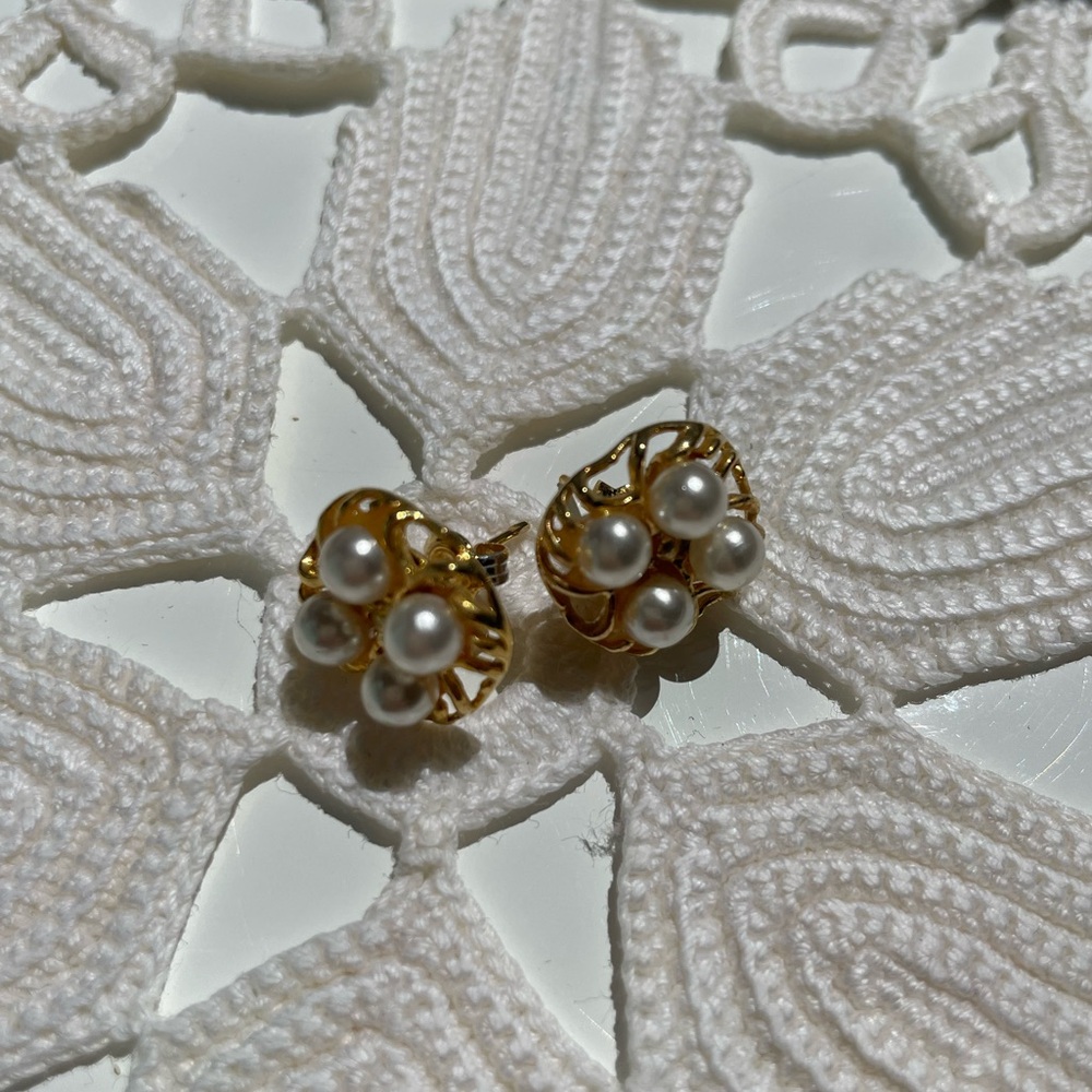 Vintage gold tone and pearl earrings